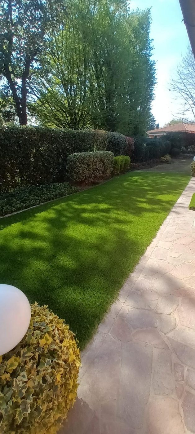 Giardino con prato e bordure