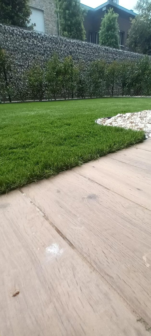 Prato con camminamento in lastre