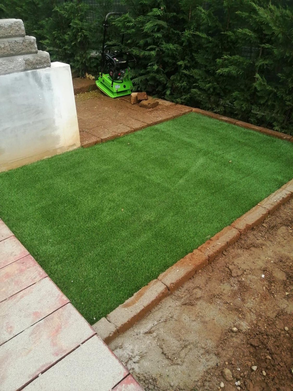 Posa di prato a rotoli su terreno preparato